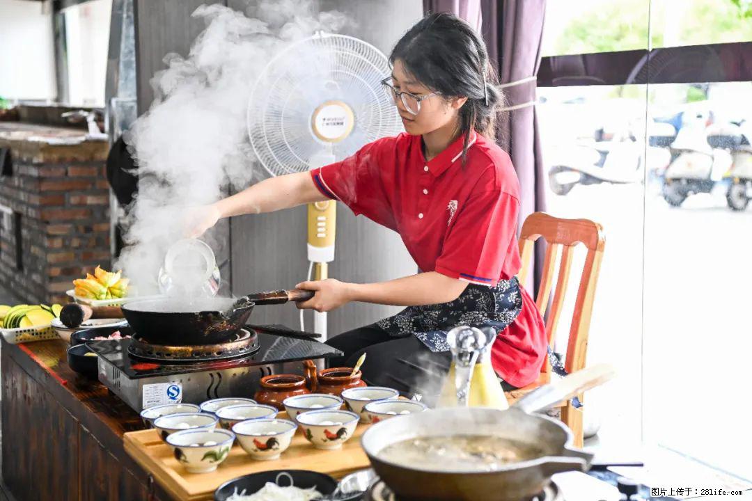 全网追的“扁担女孩”，找了一份暑假工，时薪12元 - 柳州生活资讯 - 柳州28生活网 liuzhou.28life.com